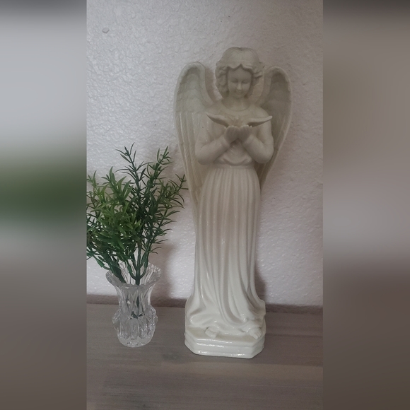 Ceramic Angel holding Dove 🕊 Measures 11.5" tall - Picture 3 of 6